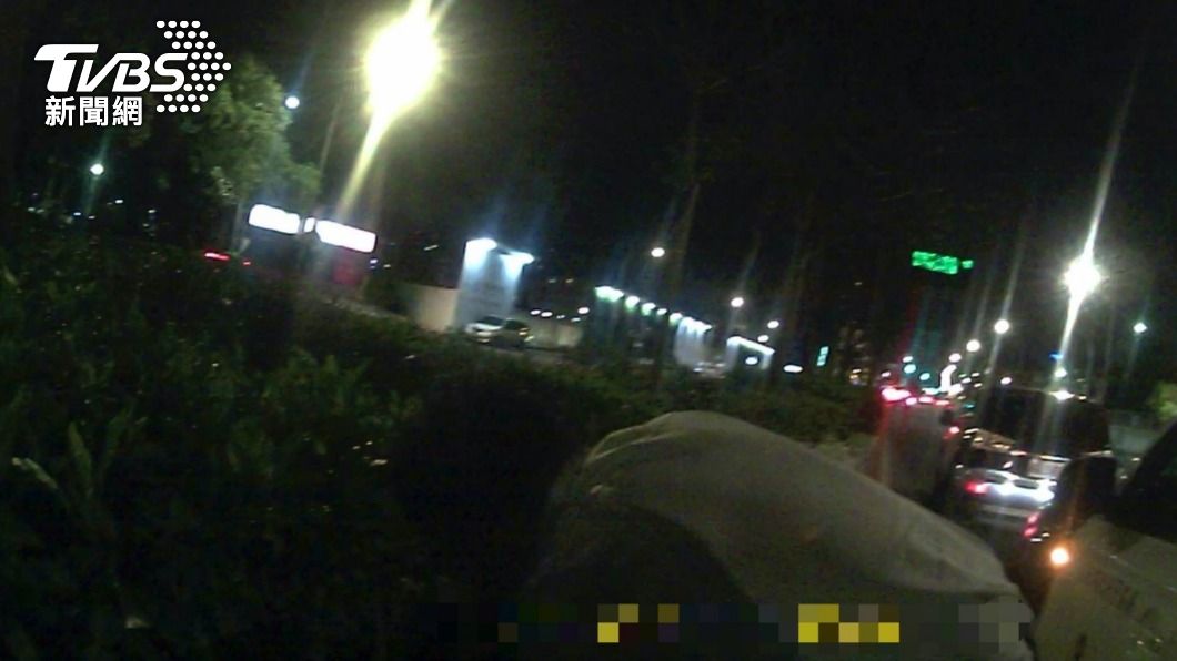 豪飲啤酒還上路!男路檢點「催吐」躲酒測 警員全傻眼