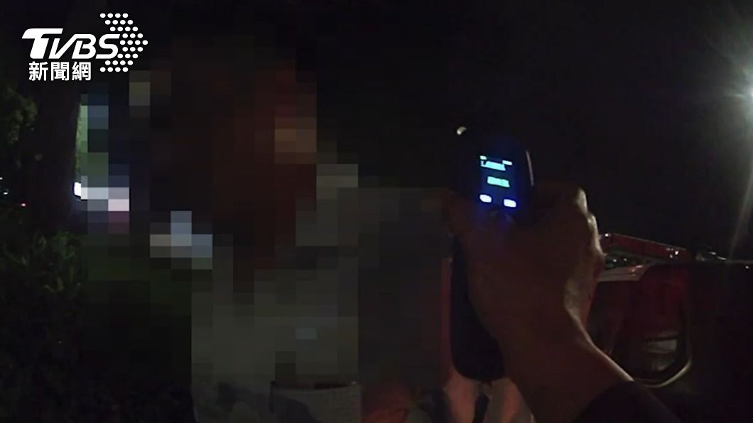 警方對陳男實施酒測，當場超標。（圖／TVBS）