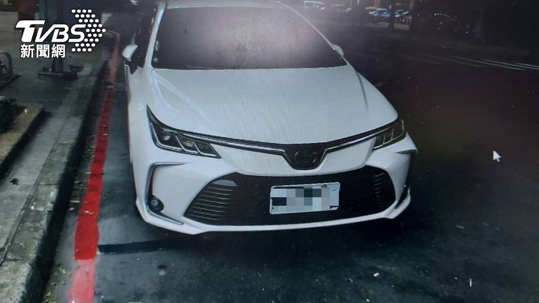 轎車旁被畫上紅線。(圖/TVBS)