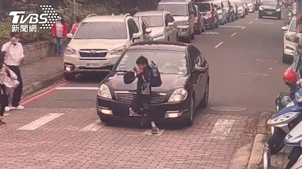 國小校門高速闖紅燈!轎車險撞飛男童 家長怒捶引擎蓋