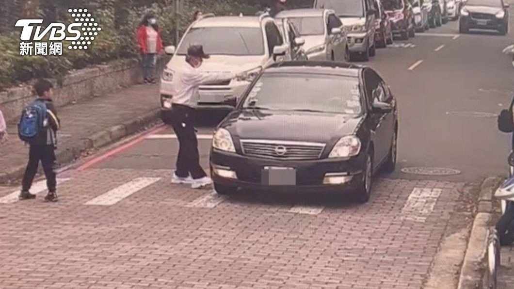 旁邊導護志工見狀上前怒轟駕駛。(圖/警方提供)