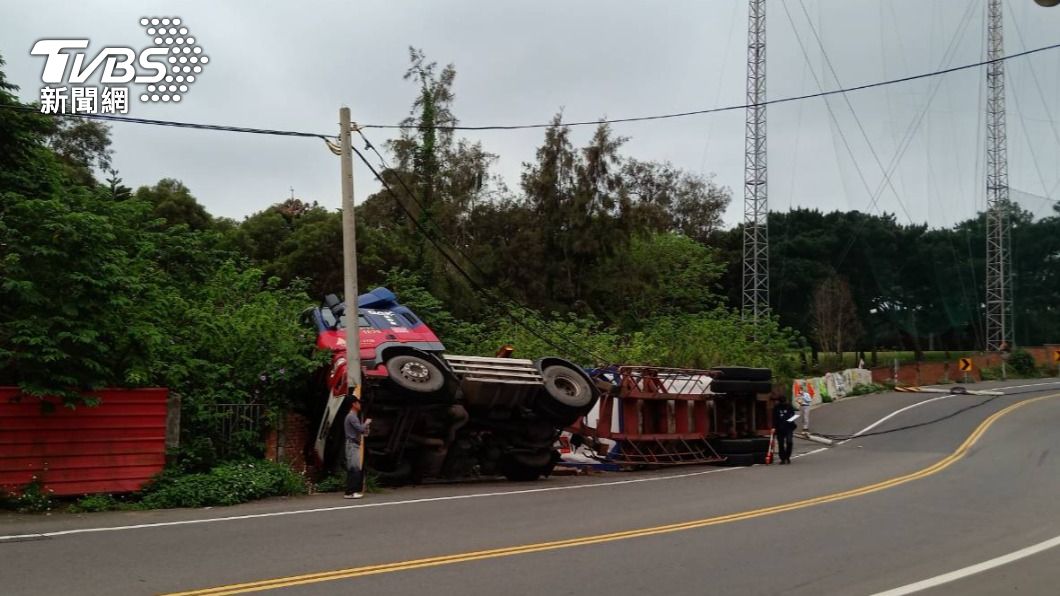 快訊/長春化工槽車失控翻覆 有毒化物外洩緊急處理中