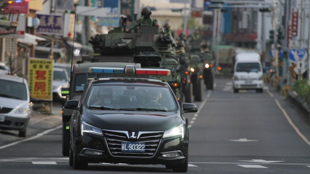 聯勇操演!十軍團百輛軍車赴恆春 民眾高呼:國軍加油