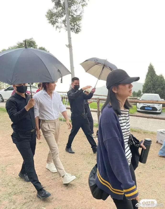 言承旭體態仍維持的相當好。(圖/翻攝自叫我老伯微博)
