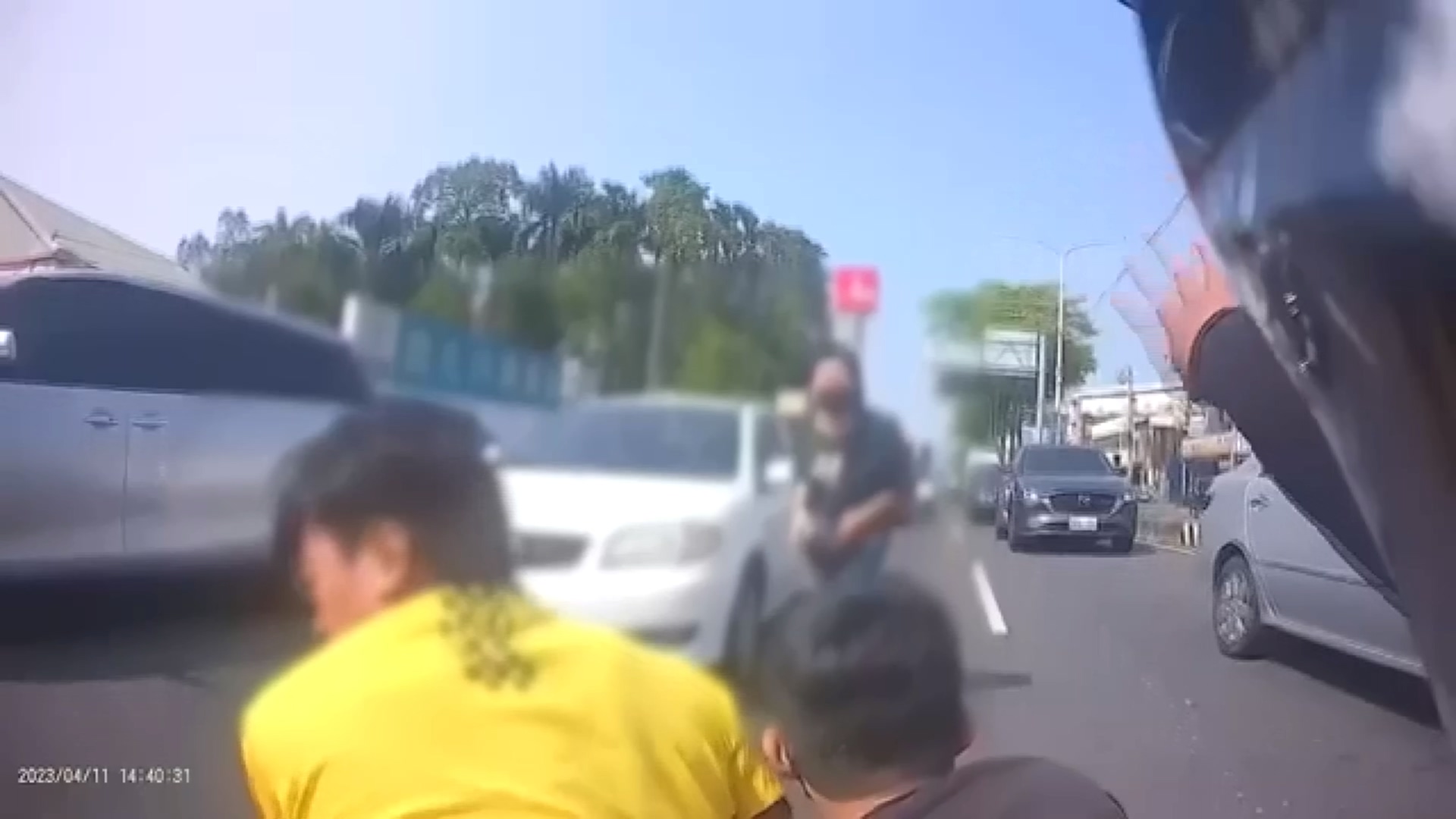 目擊路中男子奪車?騎士沒熄火幫壓制 結局超傻眼機車反遭騎走
