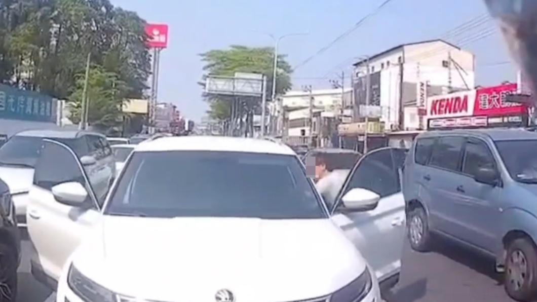 一名男子先是打開副駕駛座的門,接著下車直接跑到駕駛座。(圖/翻攝自爆廢公社臉書)