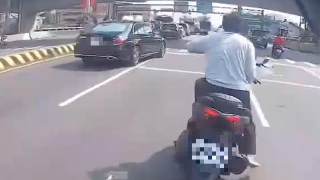 男抓狂硬拉女駕駛下車!正義哥好心幫壓制 愛車竟反被劫