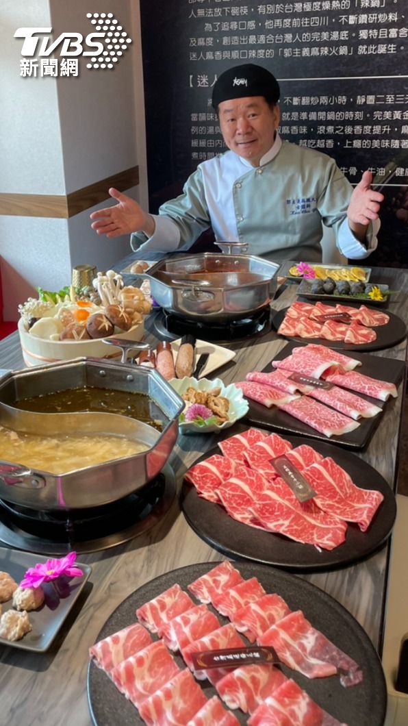 郭主義親自介紹整桌美食。(圖/謝佩樺攝)
