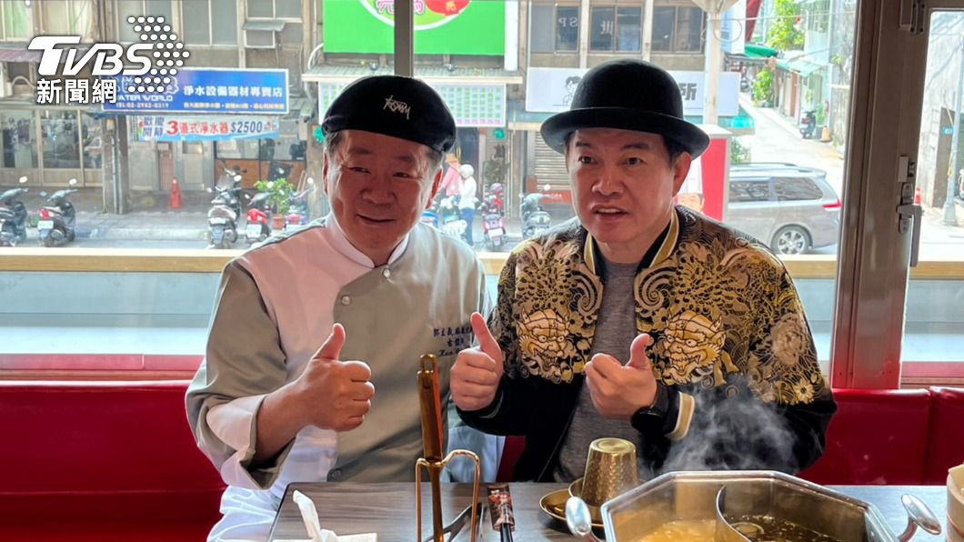康康(右)現身站台。(圖/謝佩樺攝)