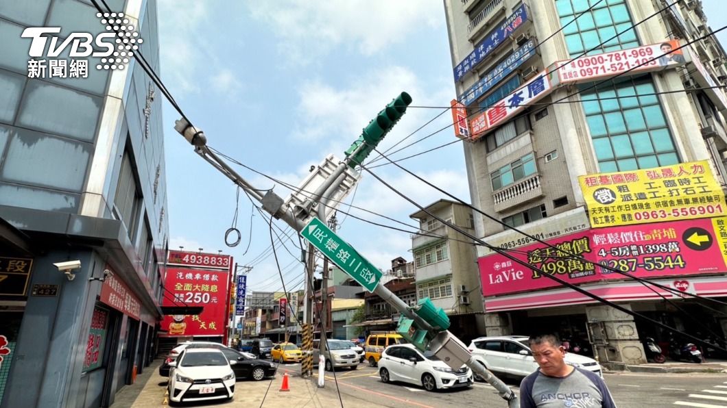 桃園市中壢區電線遭挖土機勾斷。（圖／警方提供）