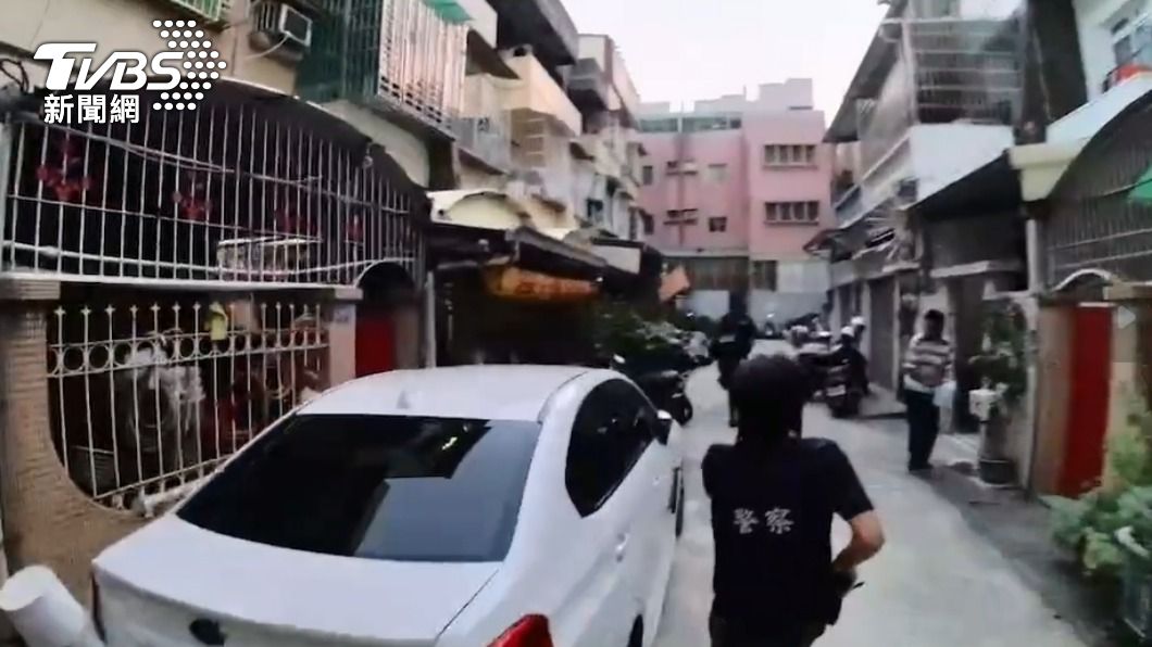 警攻堅嚇壞父母和厝邊，呼：以為開戰。（圖／TVBS）