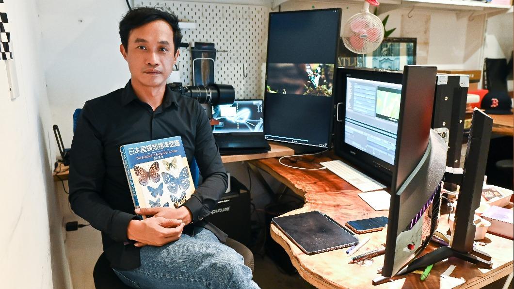 導演詹家龍因圖鑑與蝴蝶結緣,近而開啟對蝴蝶的研究,至今近四十年。(圖/牽猴子提供)