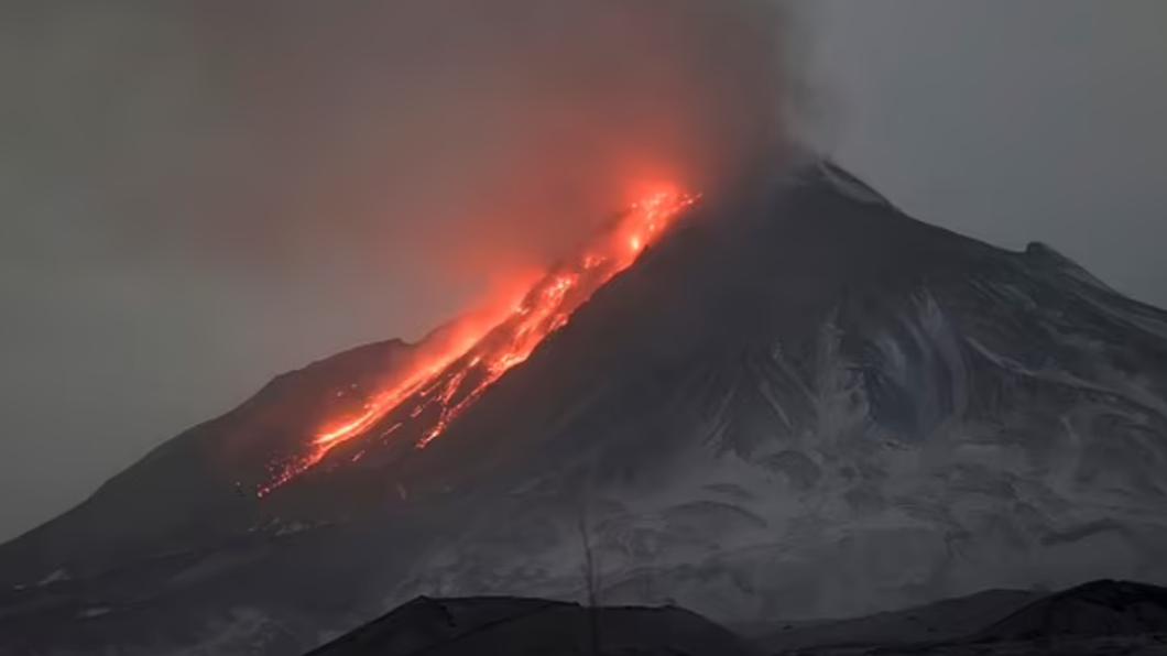 堪察加半島最大、最活躍的舍維留奇火山11日噴發。(圖/翻攝自《每日郵報》)