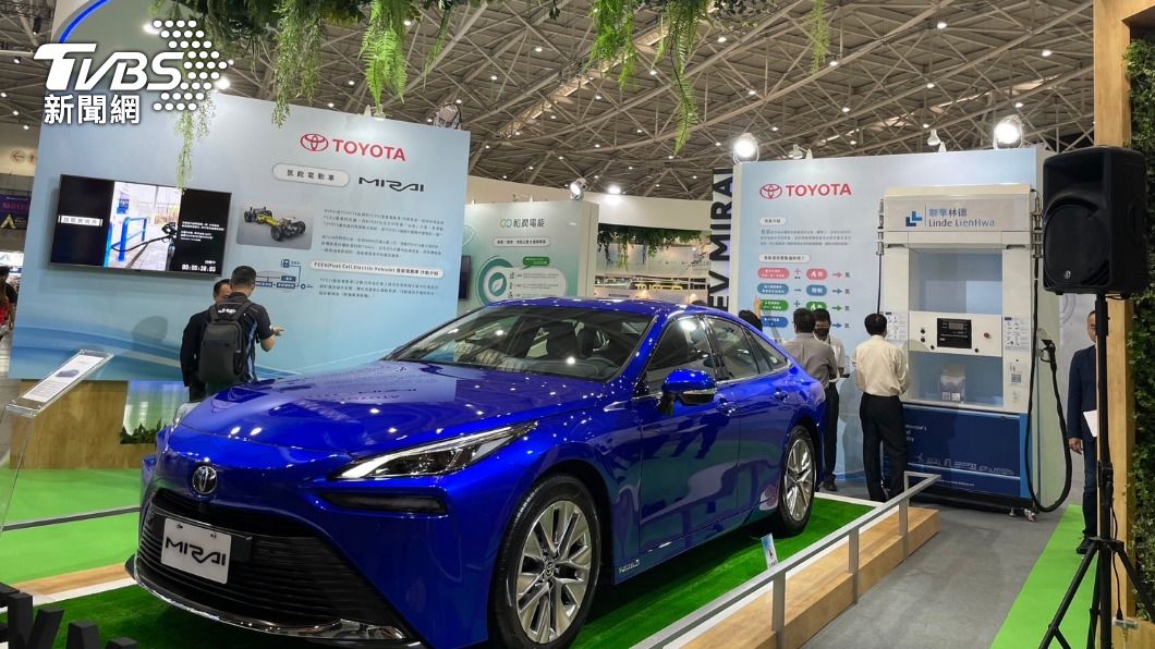 和泰集團展出TOYOTA最新氫能電動車MIRAI。（圖／王翊綺攝）