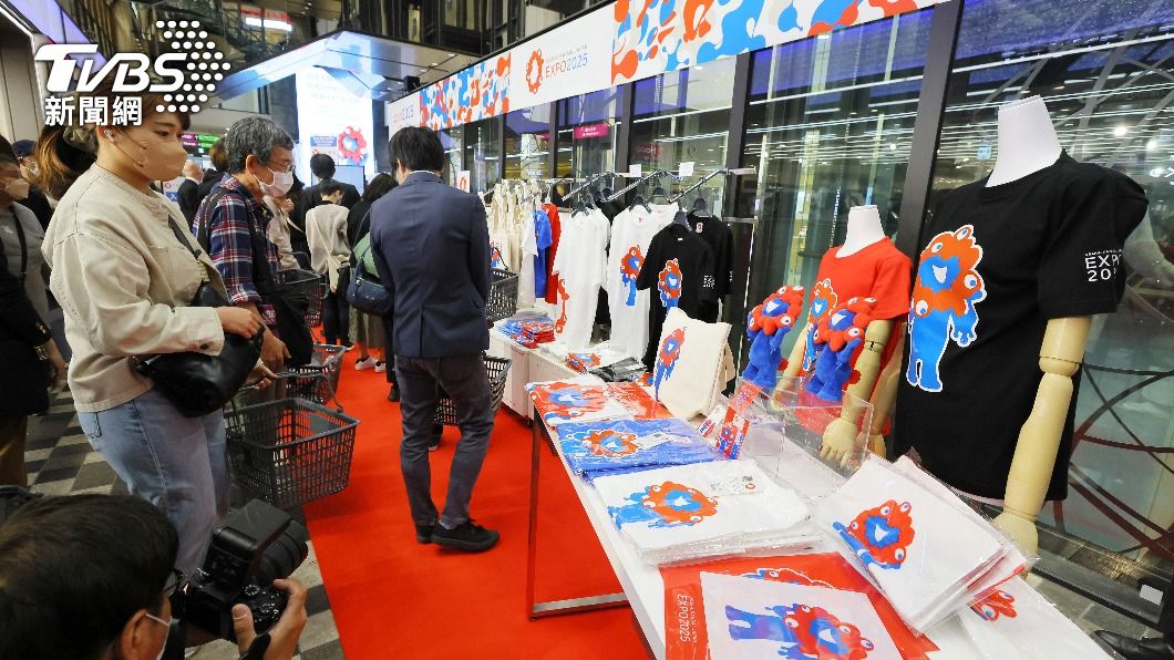 脈脈的周邊商品包括T恤、毛絨娃娃、徽章等。(圖/達志影像美聯社)
