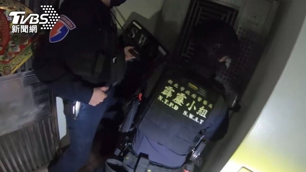 警方攻堅逮捕其他共犯。(圖/TVBS)
