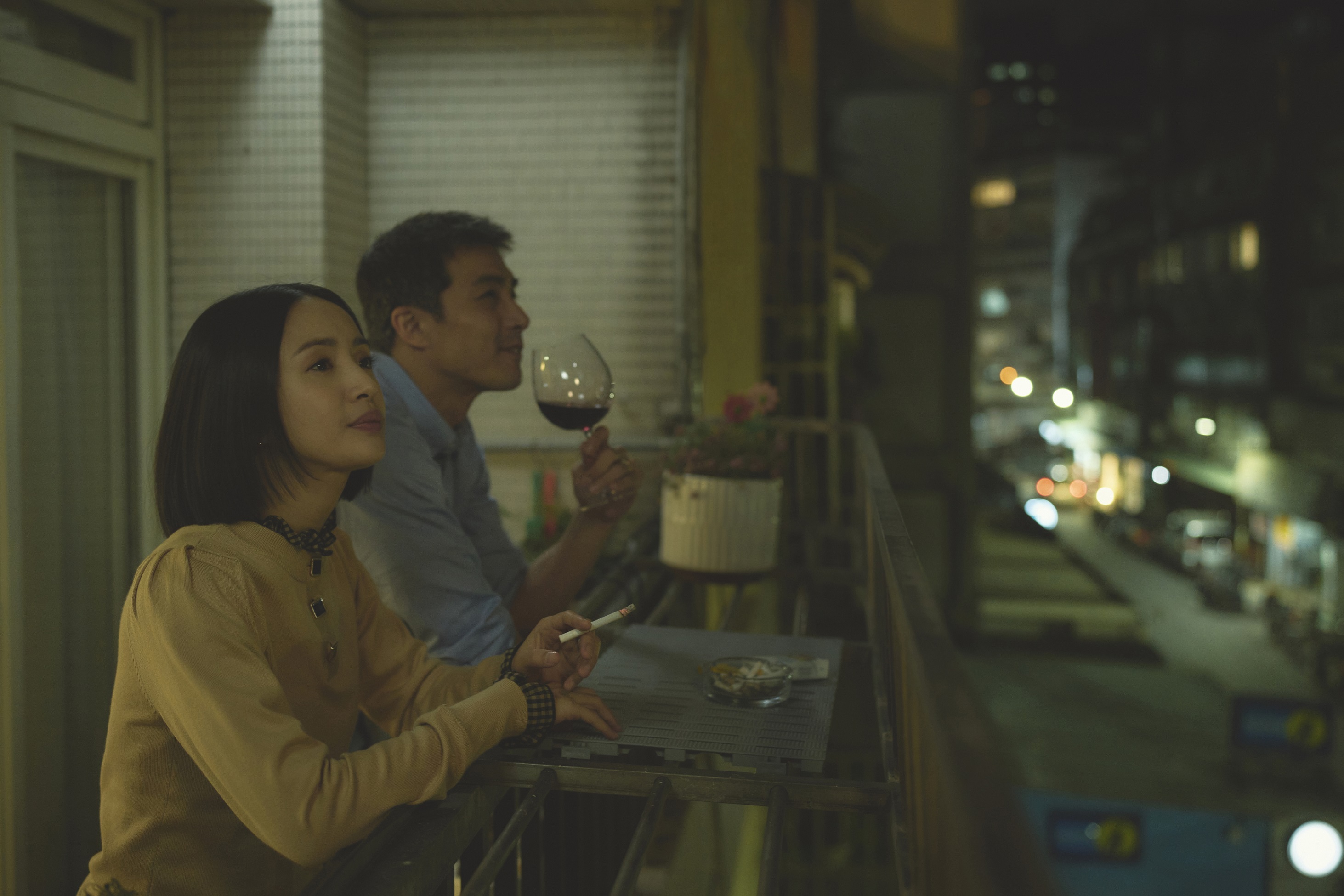 林依晨（左）詮釋有抽菸習慣的家庭主婦，右為飾演老公的賀軍翔。(圖／公視、MyVideo)