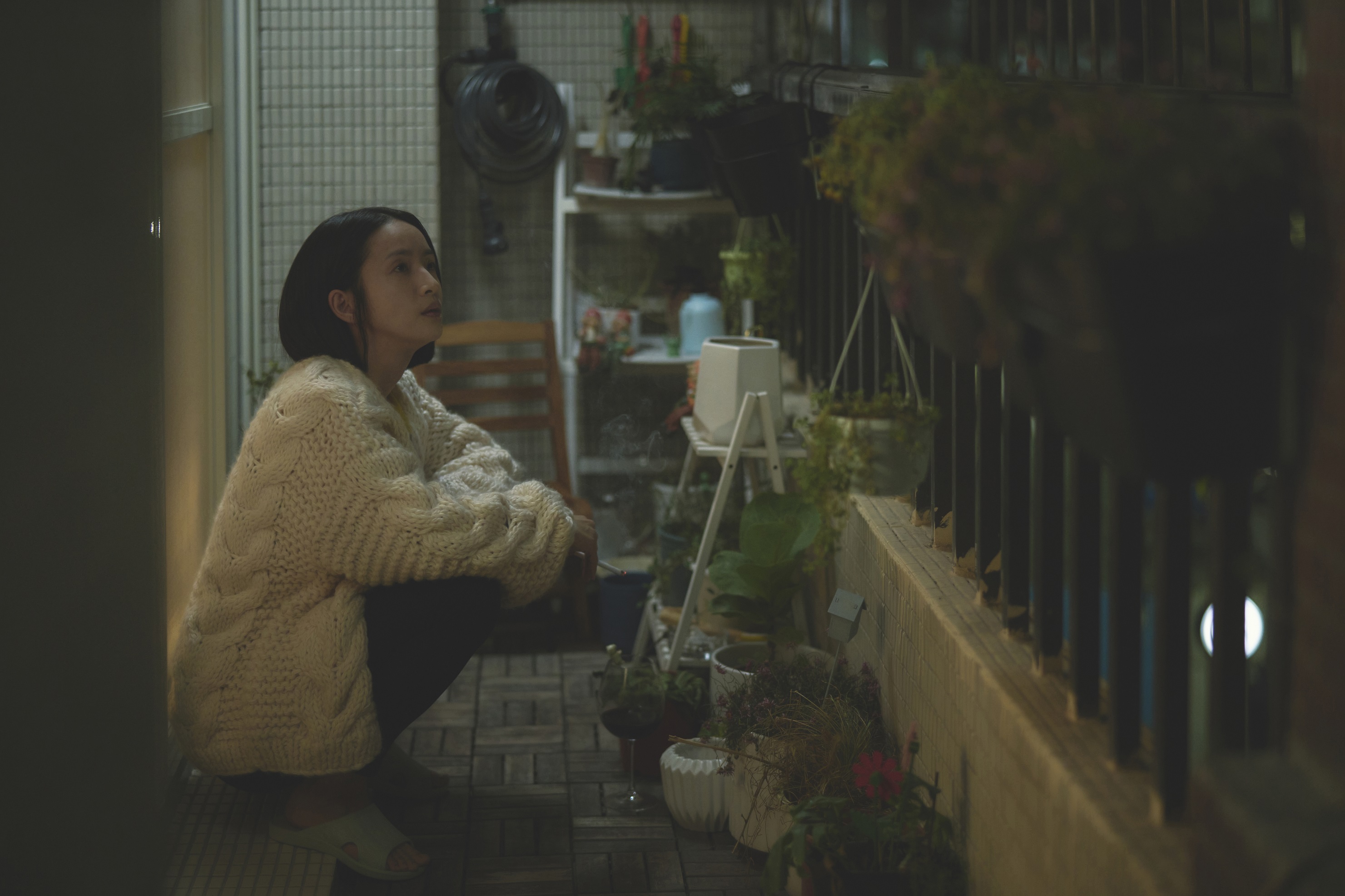 林依晨為戲學抽菸。(圖／公視、MyVideo)