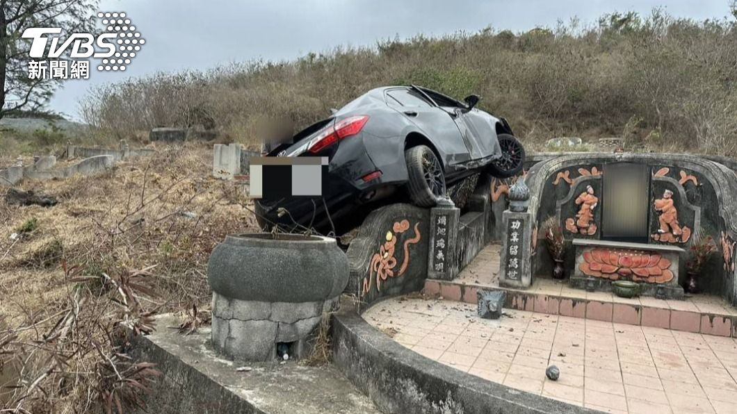 屏東神A失控撞公墓!半邊車身掛墳頭 網驚:真的撞死人
