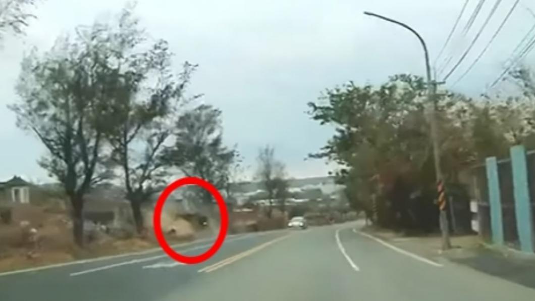 車輛翻覆揚起大量沙塵。(圖/翻攝自臉書八卦村)