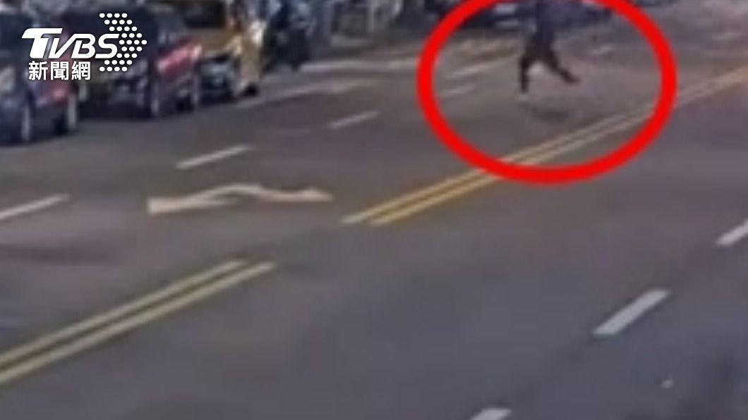 酒醉版「阿甘」?木柵男馬路狂奔半小時 警追人快累瘋