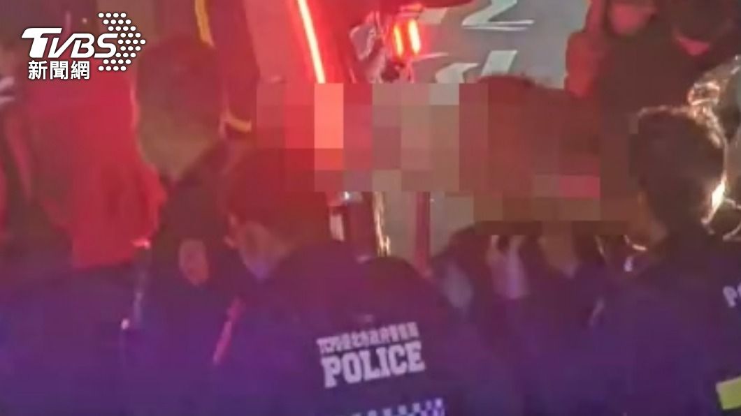 警方將人重重包圍,避免他又開始跑。(圖/TVBS)