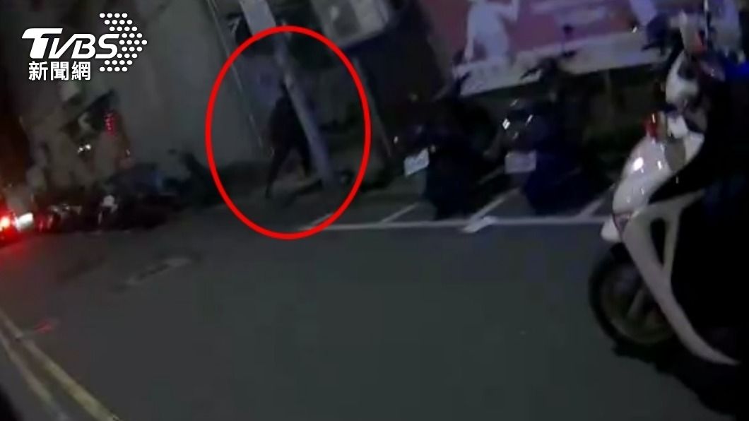 男子鑽巷弄,讓騎車員警無法進入。(圖/TVBS)