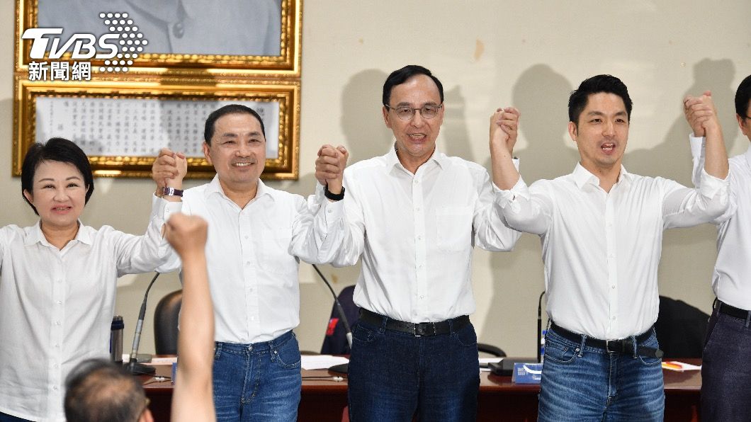國民黨主席朱立倫與藍營縣市首長牽手高喊團結。(圖/胡瑞麒攝)