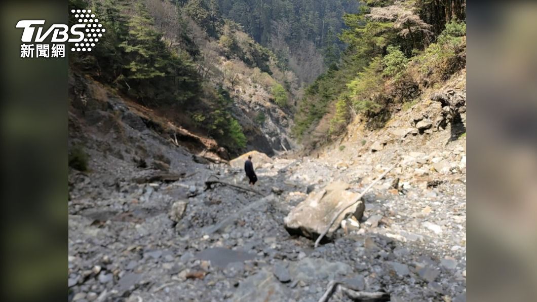 該名山友在斷崖第三拉繩處下方達100公尺處被尋獲。（圖／南投消防局提供）