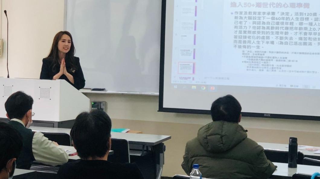 美女主播張齡予也是開課的講師之一。(圖/台師大進修推廣學院提供)