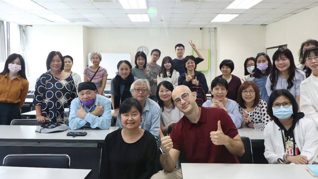 吳鳳開心地跟學員們合照。(圖/台師大進修推廣學院提供)