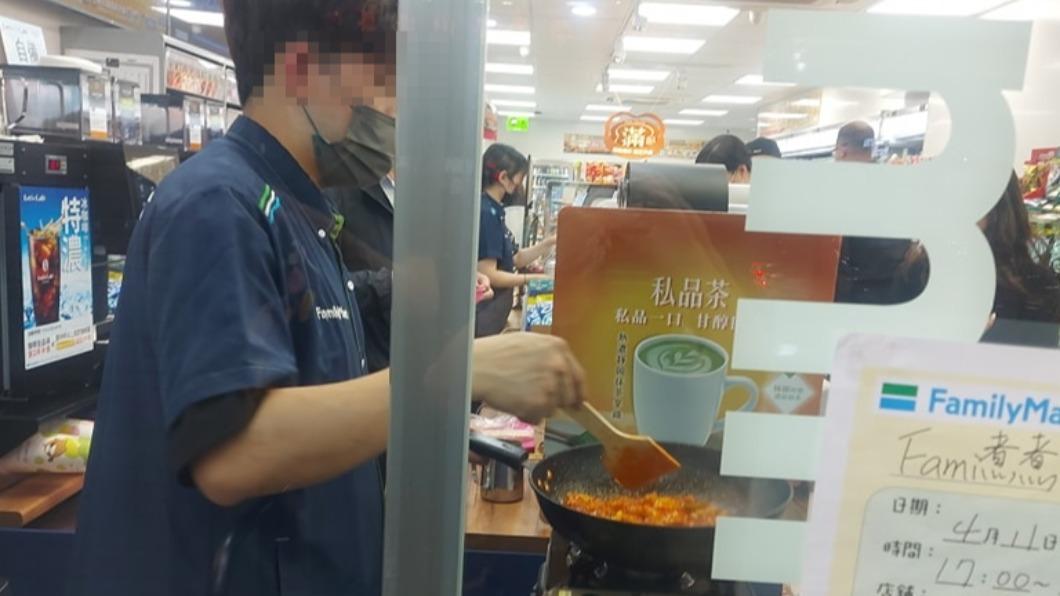 技能再+1!超商店員「現場炒起來」 網驚:送小孩去打工