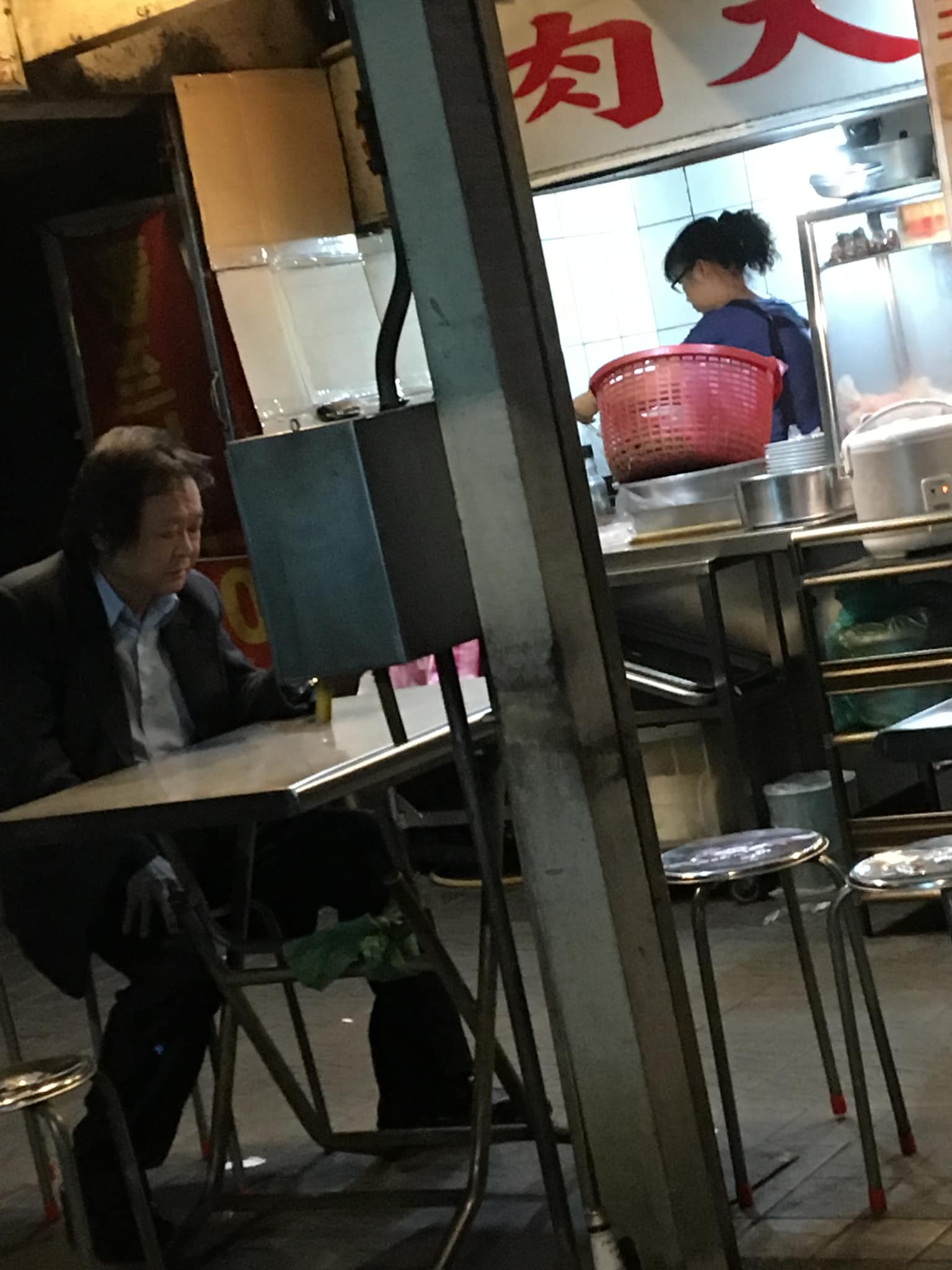 王世堅看上去十分憔悴。（圖／翻攝自臉書）
