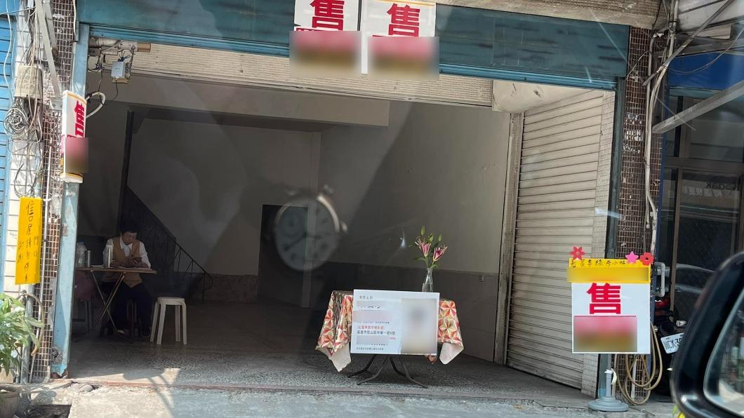 大頭照+鮮花擺門口...她路過驚見這1幕：默哀了一下