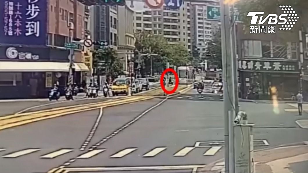 楊翁未注意周邊車況撞輕軌。(圖/TVBS)