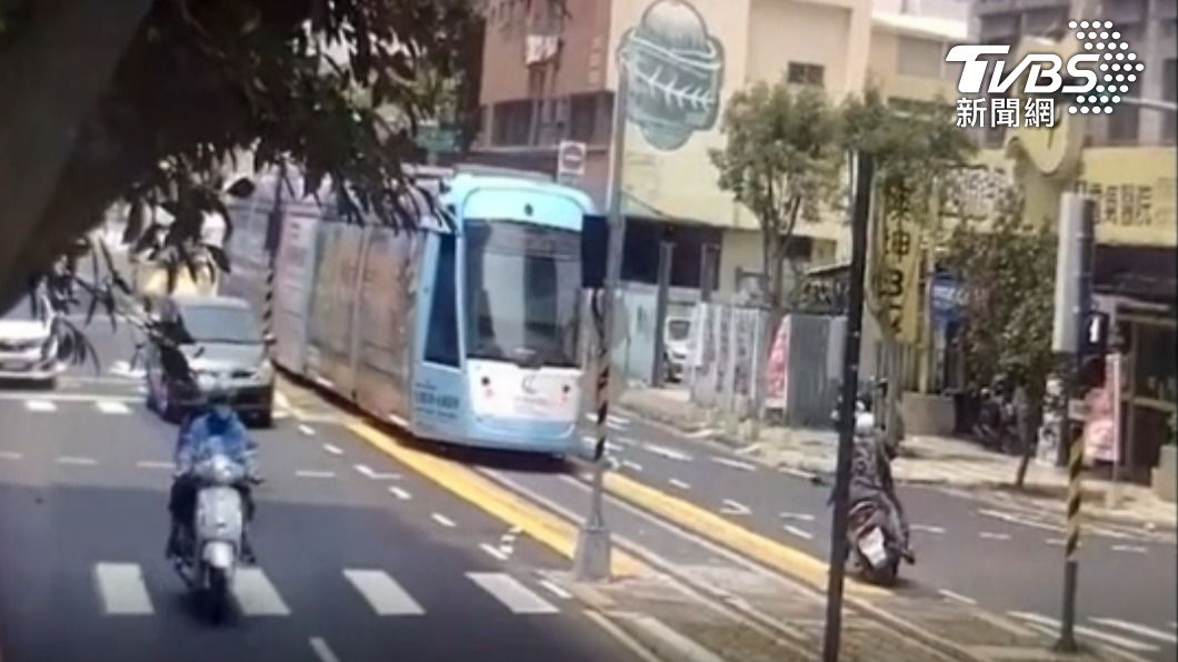 路人上前扶車。(圖/TVBS)