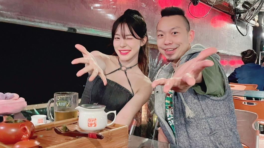 應援團團長山G哥特地帶她去九份知名的茶店品茗。(圖/樂天桃猿提供)