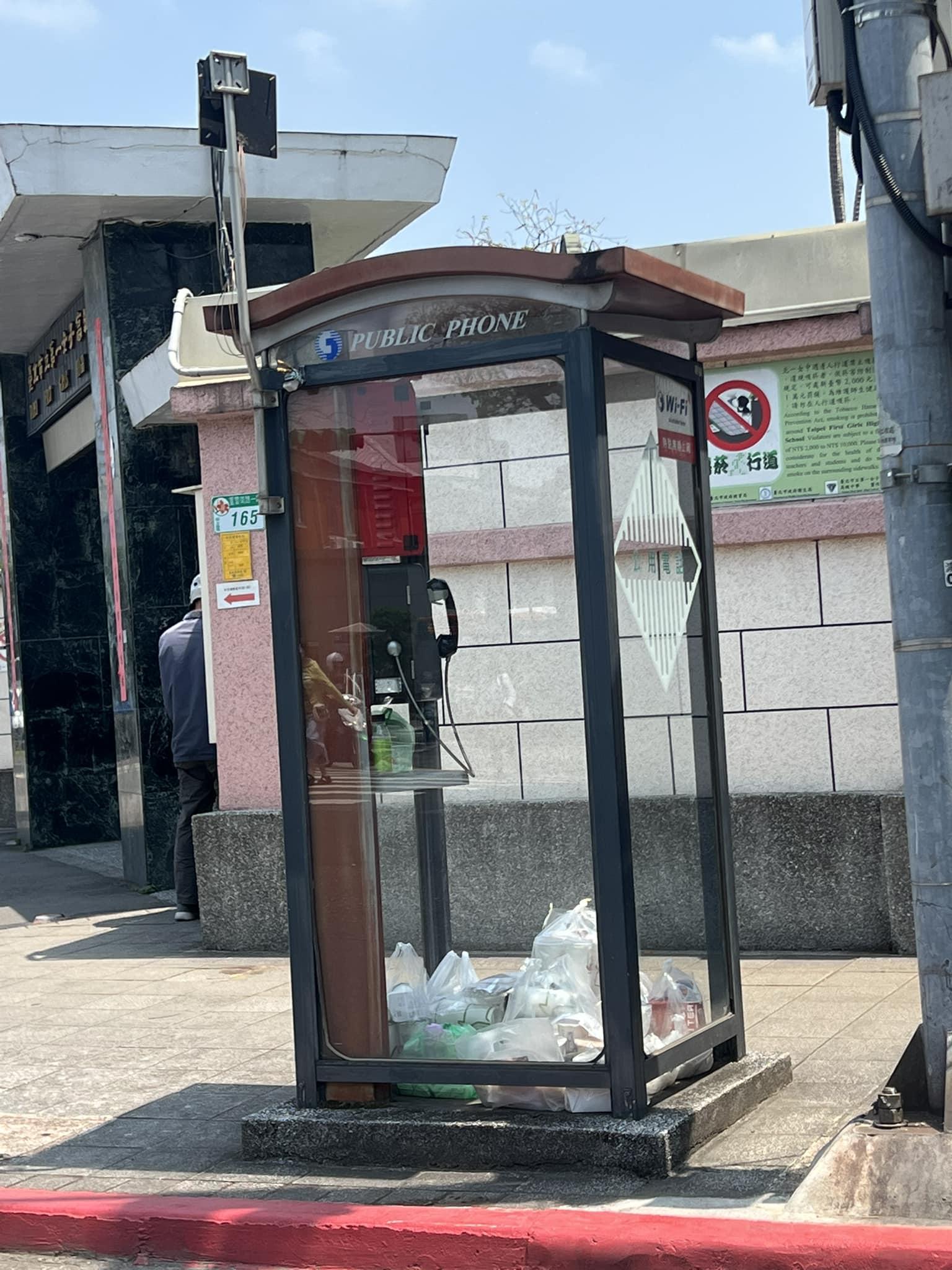 電話亭內放滿學生的外送餐點。（圖／翻攝自路上觀察學院）