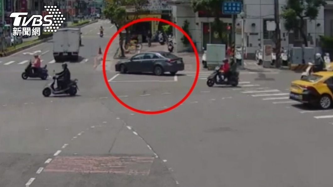 司機把車開到派出所。(圖/TVBS)