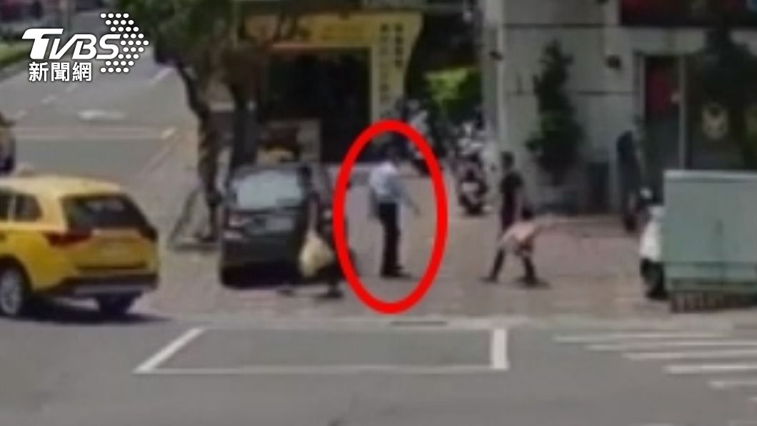 司機穿著淺色襯衫、深色長褲。(圖/TVBS)