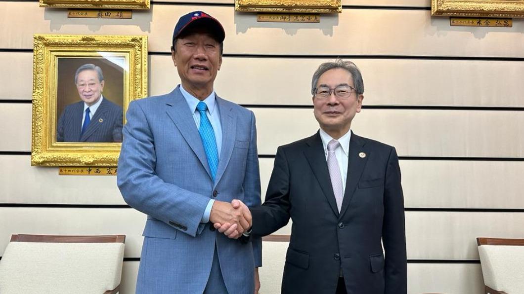 郭台銘訪日第一天,與日本經濟團體連合會副會長久保田政一會面。(圖/郭台銘辦公室提供)
