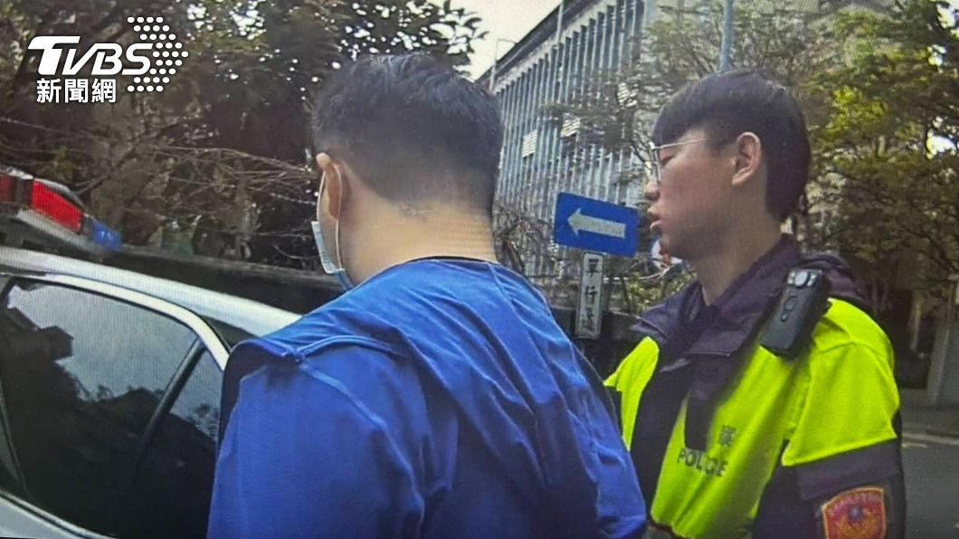警方將偷拍的王男帶回偵辦。(圖/TVBS)