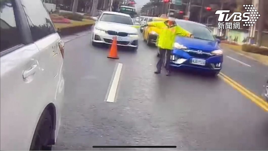 好累還好醉? 停在快車道打呼 酒測高達0.77