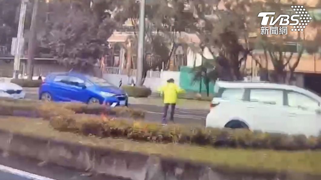 駕駛開到睡著停路中，導致道路壅塞。（圖／TVBS）