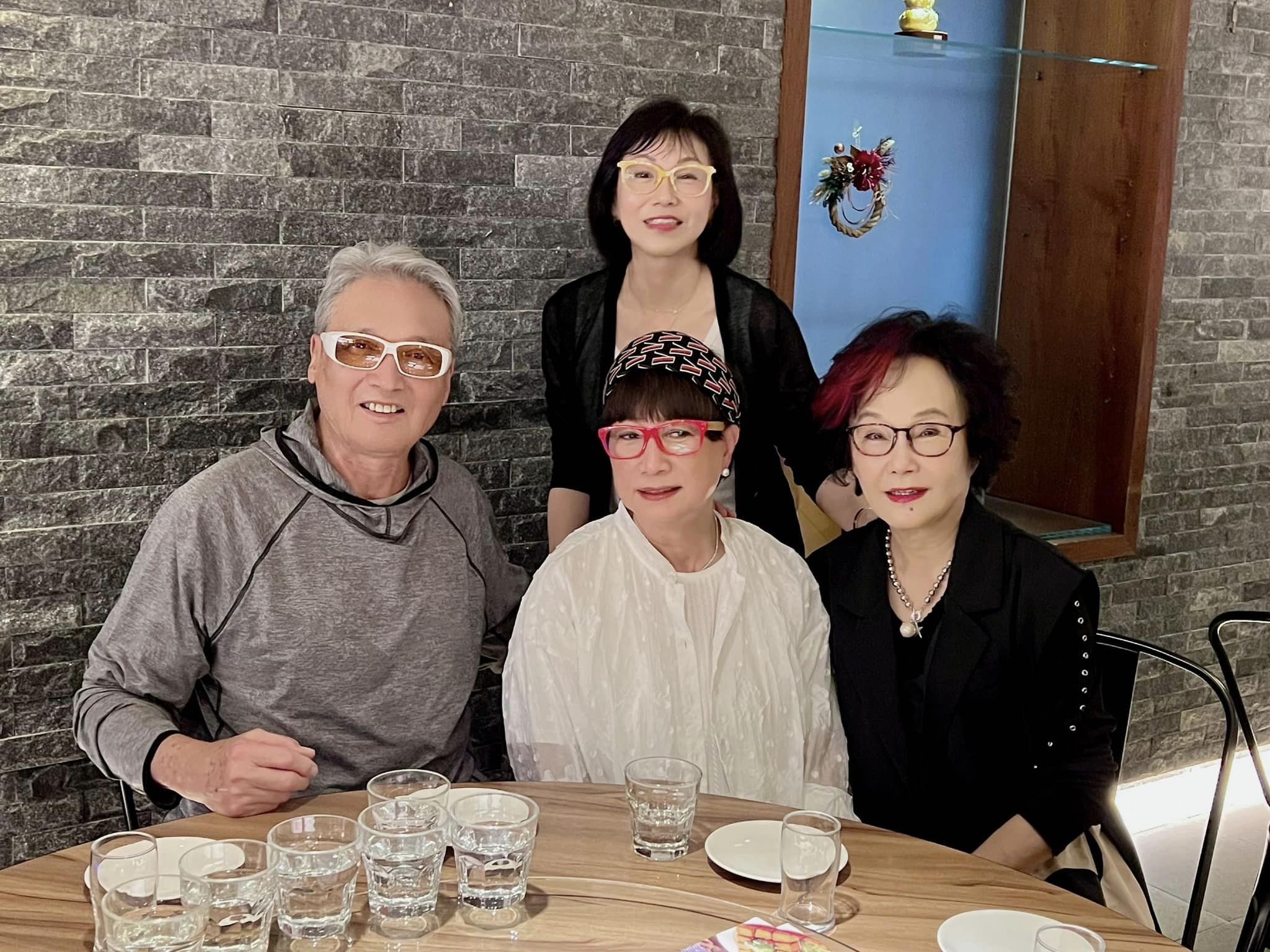 秦祥林(左一)和老婆曹昌莉(後,黃框眼鏡者);胡錦(右)。(圖/翻攝胡錦臉書)