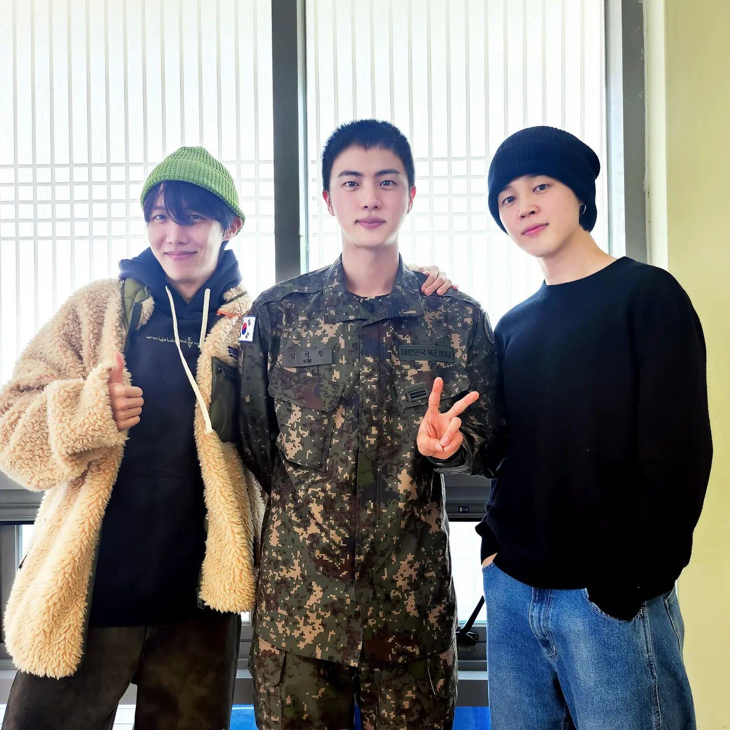 JIN(中)為BTS中第1個當兵的成員。(圖/翻攝自JIN IG)