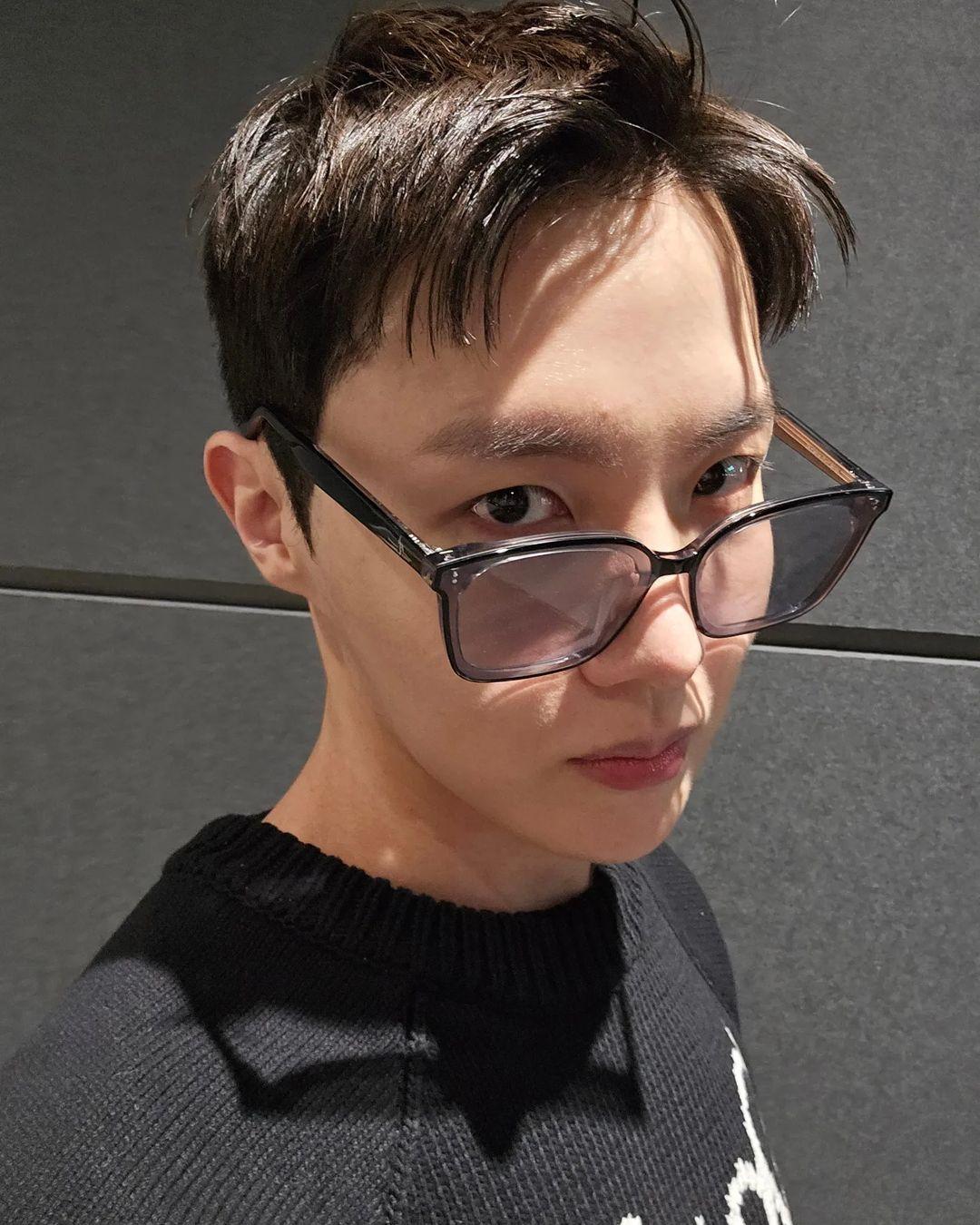 J-hope先前曬出幾張短髮照,宣示準備當兵。(圖/翻攝自J-hope IG)