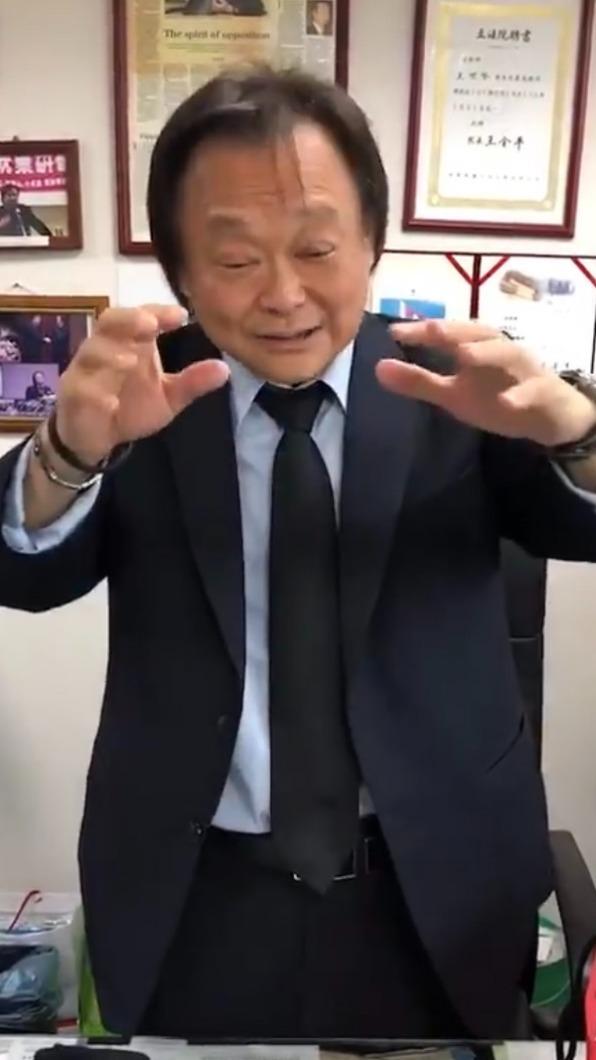 支持者送王世堅襪子。（圖／翻攝自王世堅臉書）