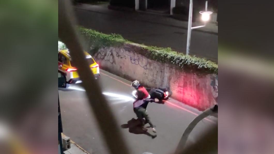 不爽被叭!台中騎士勾頭把人撂倒在地 運將氣炸狂飆國罵