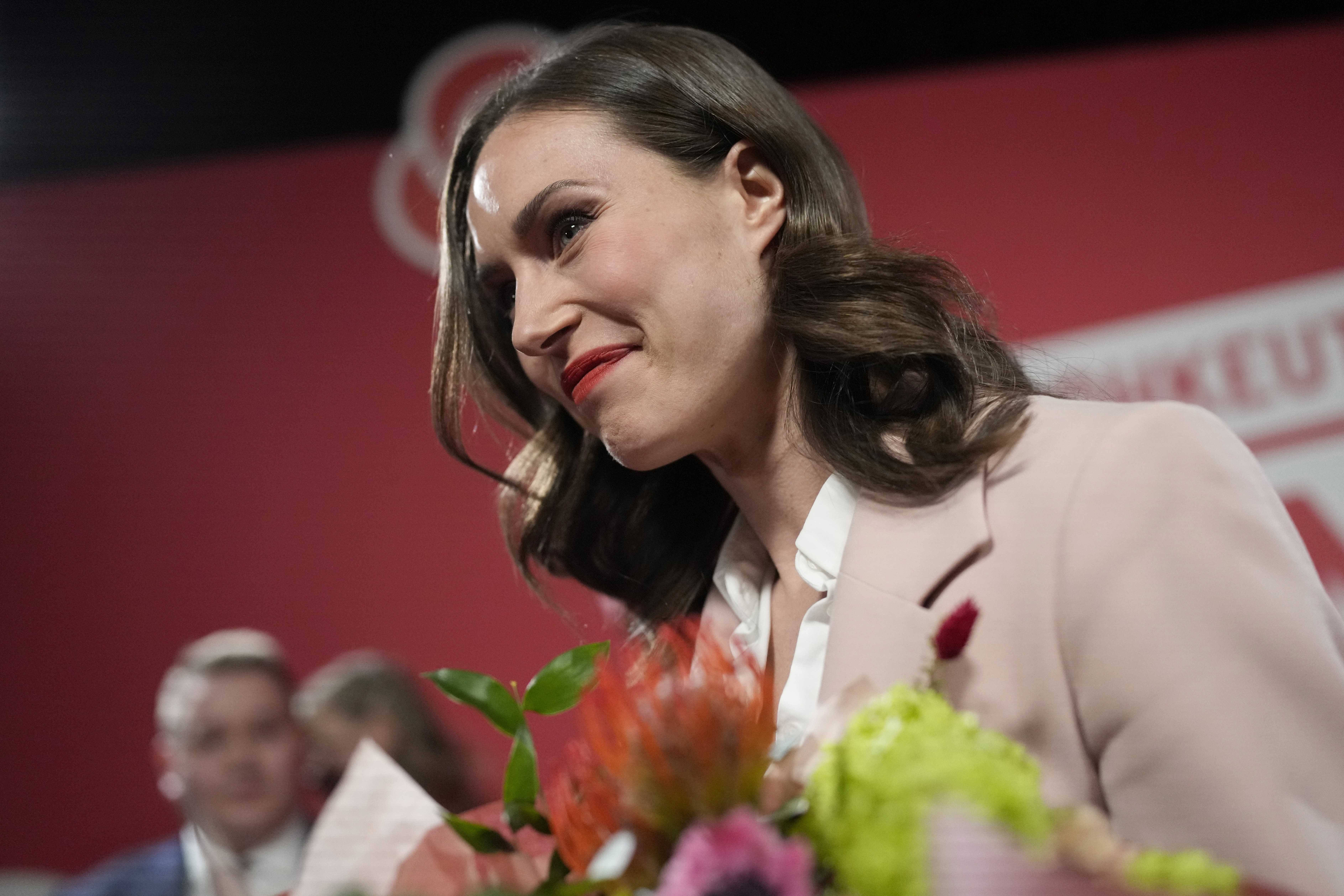 馬林在芬蘭選舉結果出爐後，接過支持者送來的鼓勵花束(畫面來源：AP)